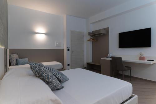 Una cama o camas en una habitación de Marty Luxury B&B