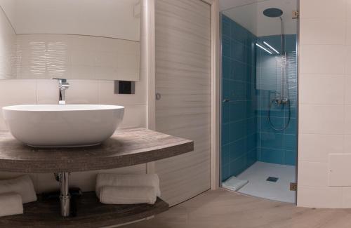 uma casa de banho com um lavatório e um chuveiro em Marty Luxury B&B em Calatabiano