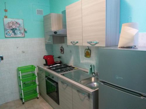 una cucina con frigorifero e piano cottura forno superiore di Appartamento Giusy a Foligno