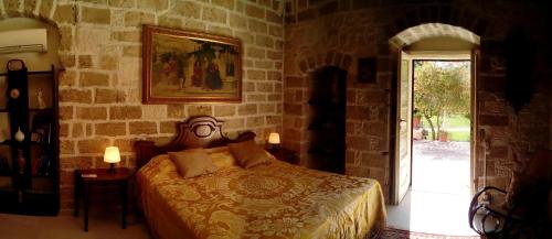 Villa Ida in Bari في باري: غرفة نوم بسرير في جدار حجري