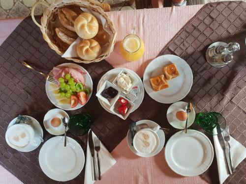 einen Tisch mit Teller mit Lebensmitteln und einen Korb mit Lebensmitteln in der Unterkunft Arrahof in Harmannschlag