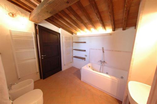 uma casa de banho com uma banheira, um WC e um lavatório. em Bellini em Gaiole in Chianti