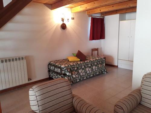 ein Wohnzimmer mit einer Couch und zwei Sesseln in der Unterkunft Maison Cenne Vda Gressan n 0030 in Gressan