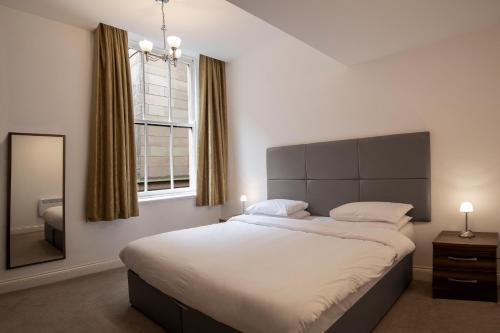 Tempat tidur dalam kamar di The Castle Collection - 25 Castle Street