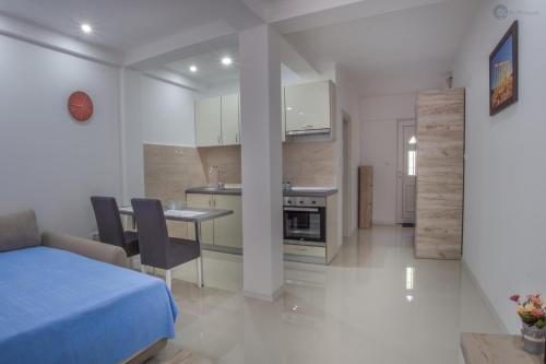 eine Küche und ein Wohnzimmer mit einem Bett und einem Tisch in der Unterkunft Apartmani Kankaras - Sea View in Tivat