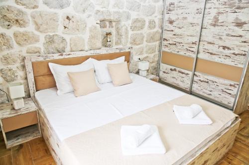 Vila Maestral Kotor tesisinde bir odada yatak veya yataklar