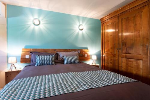 Una cama o camas en una habitación de Gite 1er Cru - La Loubertine