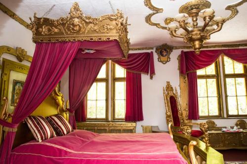 Un pat sau paturi într-o cameră la Königreich Romkerhall