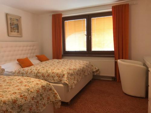 En eller flere senge i et værelse på Apartment pod Lysou