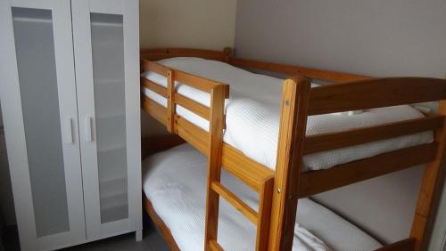quelques lits superposés dans une chambre dans l'établissement Sans Souci, à La Panne