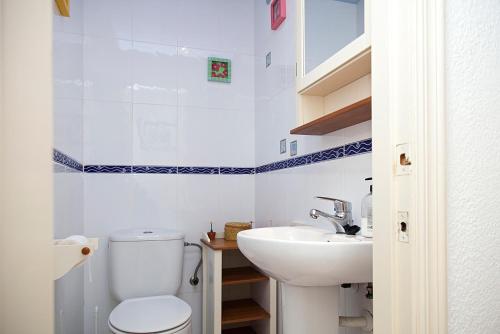 ein weißes Badezimmer mit Toilette und Waschbecken in der Unterkunft cala josep in Peñíscola