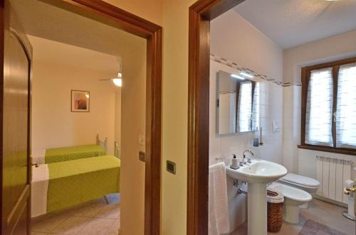 a bathroom with a sink and a toilet at Casa Il Pino in Cavriglia