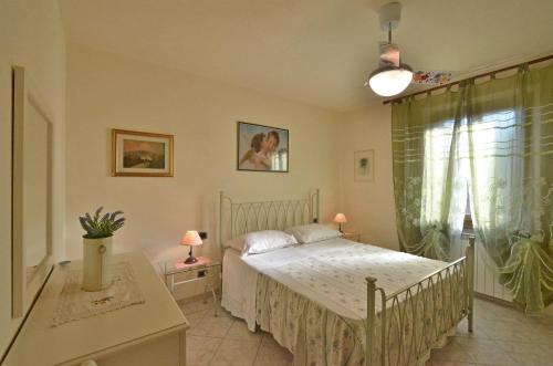 a bedroom with a bed and a window at Casa Il Pino in Cavriglia