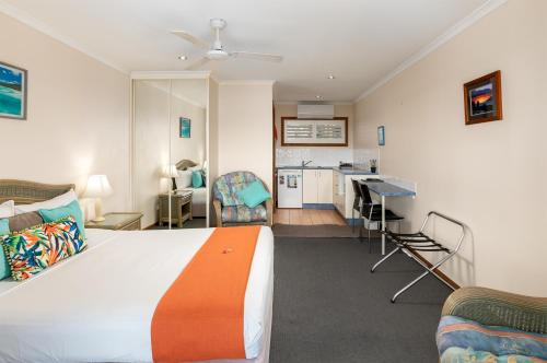 Un ou plusieurs lits dans un hébergement de l'établissement Sunlit Waters Studio Apartments