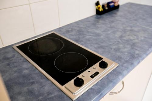 Cuisine ou kitchenette dans l'établissement Sunlit Waters Studio Apartments