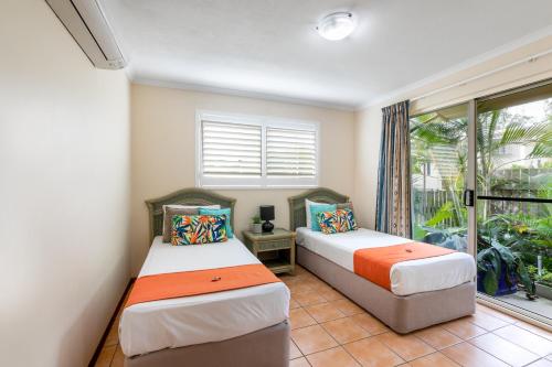 Un ou plusieurs lits dans un hébergement de l'établissement Sunlit Waters Studio Apartments