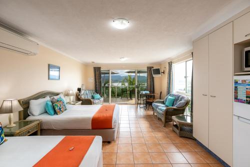 A seating area at Sunlit Waters Studio Apartments