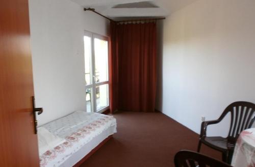 mały pokój z łóżkiem i oknem w obiekcie Dom Żaglowiec w Olsztynie