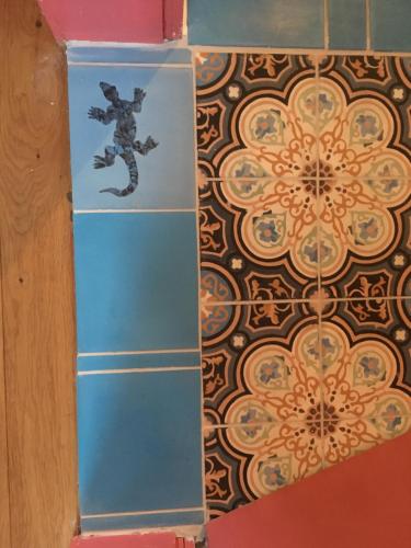 a shelf in a room with a patterned wall at Kleine Villa im wilden Garten in Gummersbach