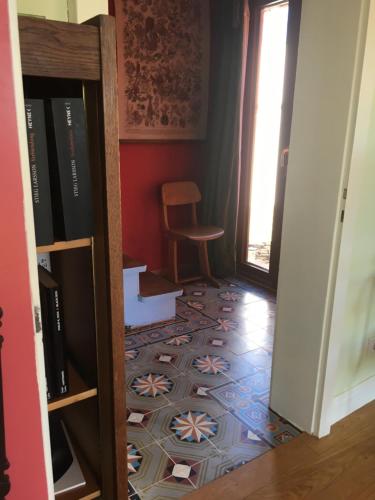 a room with a door and a chair and a floor at Kleine Villa im wilden Garten in Gummersbach