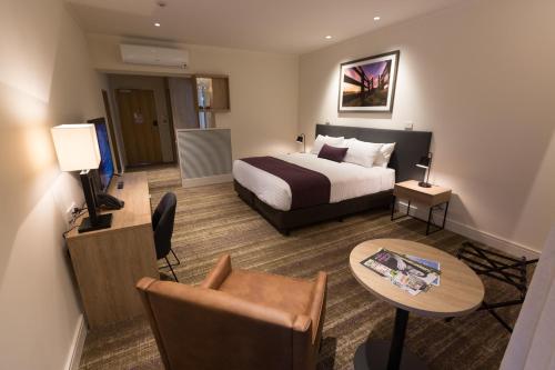 Postel nebo postele na pokoji v ubytování Porter's Plainland Hotel