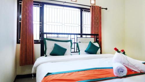 Tempat tidur dalam kamar di Homestay Tegal Kota by Simply Homy