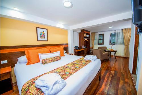 ein Schlafzimmer mit einem großen Bett in einem Zimmer in der Unterkunft Posada San Blas in Cusco