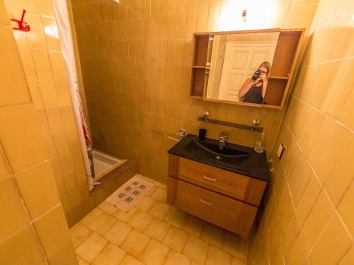 ロザスにあるEscapade 2の洗面台付きの浴室を撮影した女性