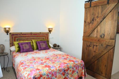 una camera da letto con un letto e una porta di legno di La Barrosa duplex a Chiclana de la Frontera