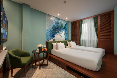 Giường trong phòng chung tại Hanoi La Selva Central Hotel & Spa