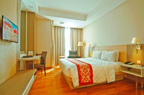 เตียงในห้องที่ Nagoya Hill Hotel Batam