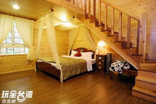 um quarto com uma cama num chalé de madeira em House of Ahan em Meishan