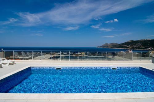 Bazén v ubytování Sea Star Apartment nebo v jeho okolí