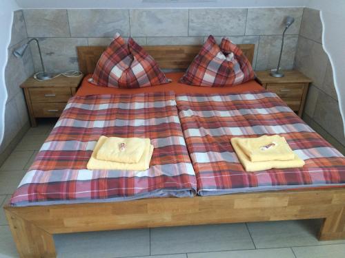 ein Bett mit zwei Kissen und zwei Handtüchern darauf in der Unterkunft Ferienwohnung Frieser in Steindorf am Ossiacher See