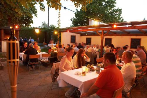 un gruppo di persone seduti ai tavoli in un ristorante di Biergasthof Riedberg a Ried im Innkreis