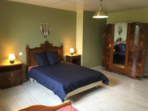 - une chambre avec un lit, une commode et un miroir dans l'établissement Le petit verger, à Dompierre-les-Tilleuls