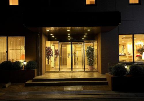 浜松市にある浜松ホテルの夜の建物の玄関