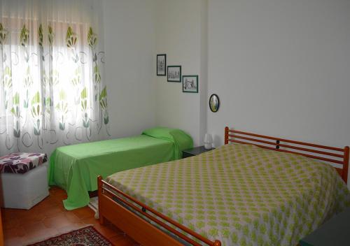 a bedroom with two twin beds and a window at Villa Irma sul mare in Marina