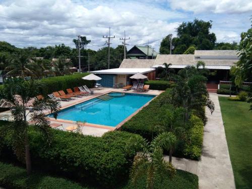 uma vista superior de uma piscina num quintal em Scent of Sukhothai Resort em Sukhothai