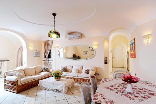 un soggiorno con divano e tavolo di Villa Formica a Ischia
