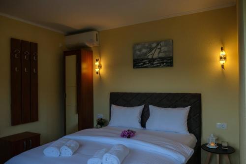 Cama o camas de una habitación en Villa & Apartments Perasto