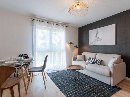 un salon avec un canapé et une table dans l'établissement Le Piccandet, à Saint-Genis-les-Ollières