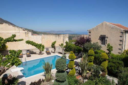 vistas a un jardín con piscina en Arcus Suites, en Argyroupolis