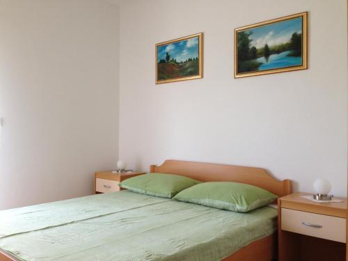 A bed or beds in a room at Apartments Renko