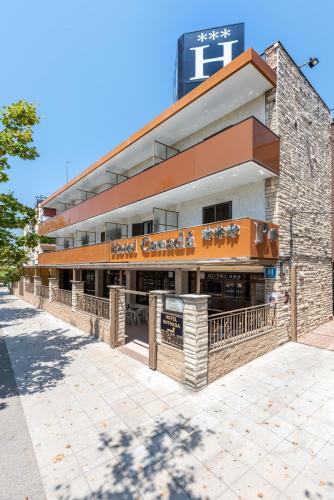 a building with a restaurant in front of it at Hotel Canadá in Tarragona