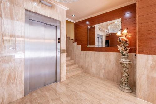 a hallway with a glass door and a mirror at Hotel Canadá in Tarragona
