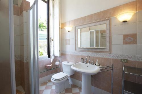 ストレーザにあるVilla Antoniettaのバスルーム(トイレ、洗面台、鏡付)