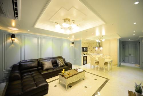 a living room with a couch and a table at Dunsan Graytone Hotel in Daejeon
