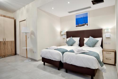 Cama o camas de una habitación en The Suites – Piazza Kirkop