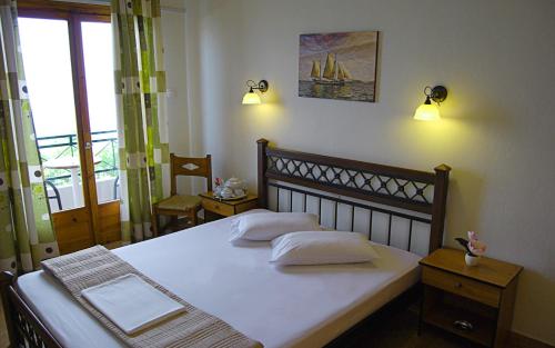 En eller flere senger på et rom på Hotel Evripides